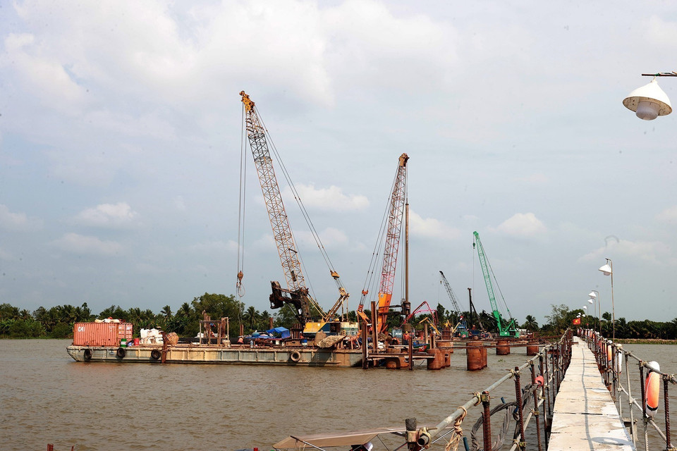 Cầu Rạch Miễu 2 bắc qua sông Tiền nối liền hai tỉnh Tiền Giang và Bến Tre đang triển khai thi công phần trụ cầu trên sông. (Ảnh: Dương Giang/TTXVN)