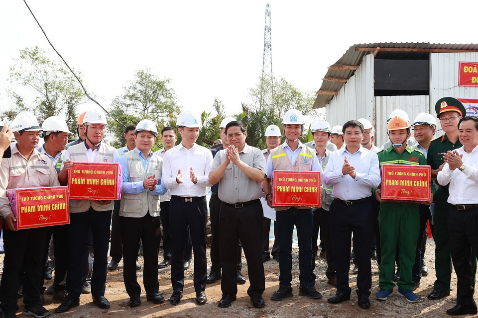 Thủ tướng Phạm Minh Chính thăm, tặng quà công nhân xây dựng cầu Rạch Miễu 2. (Ảnh: Dương Giang/TTXVN)