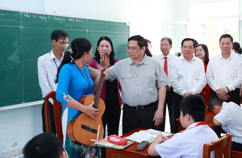 Thủ tướng Phạm Minh Chính thăm, động viên thầy cô giáo và học sinh Trường nuôi dạy trẻ em khuyết tật Bến Tre. (Ảnh: Dương Giang/TTXVN)