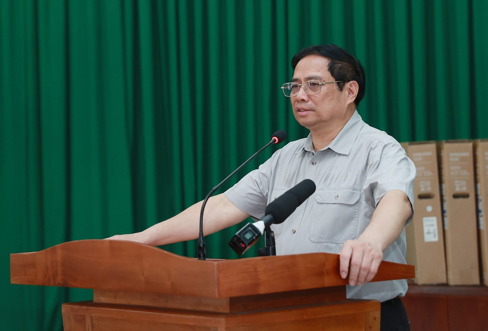 Thủ tướng Phạm Minh Chính phát biểu động viên thầy cô giáo và học sinh Trường nuôi dạy trẻ em khuyết tật Bến Tre. (Ảnh: Dương Giang/TTXVN)