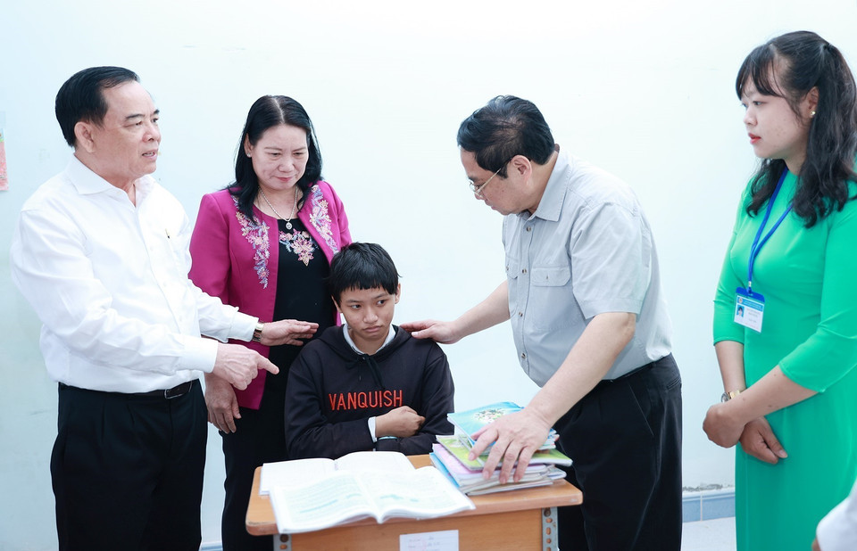 Thủ tướng Phạm Minh Chính thăm, động viên học sinh Trường nuôi dạy trẻ em khuyết tật Bến Tre. (Ảnh: Dương Giang/TTXVN)