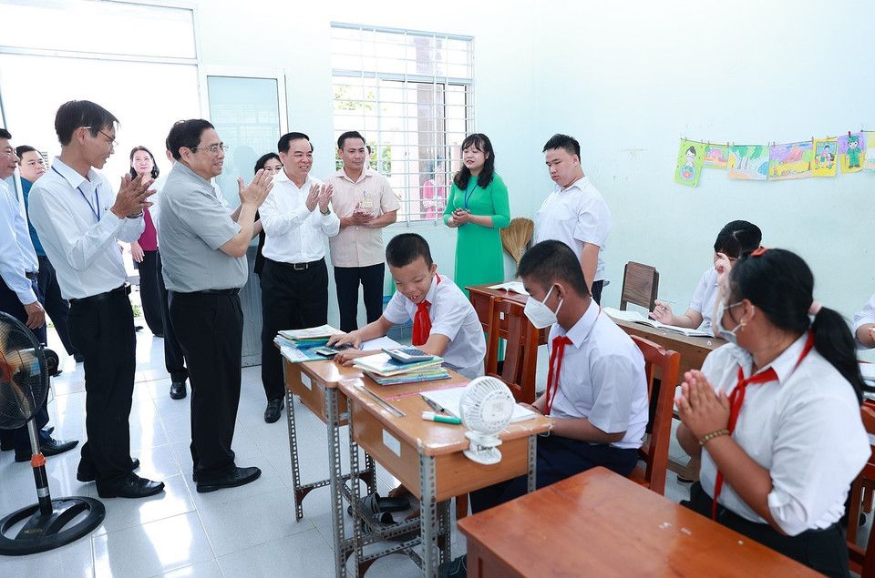 Thủ tướng Phạm Minh Chính thăm, động viên học sinh Trường nuôi dạy trẻ em khuyết tật Bến Tre. (Ảnh: Dương Giang/TTXVN)