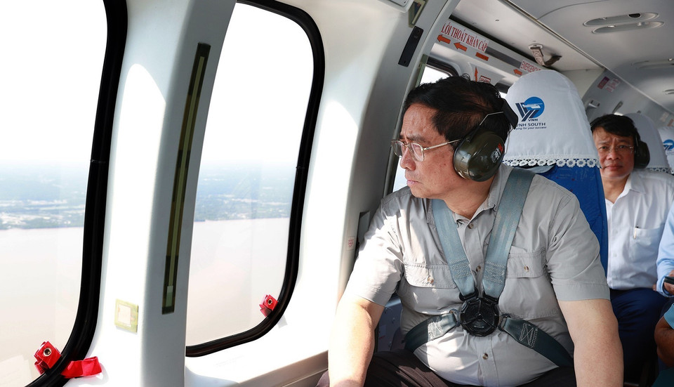 Hình ảnh Thủ tướng Phạm Minh Chính thị sát tuyến đường bộ ven biển bằng trực thăng. (Ảnh: Dương Giang/TTXVN)