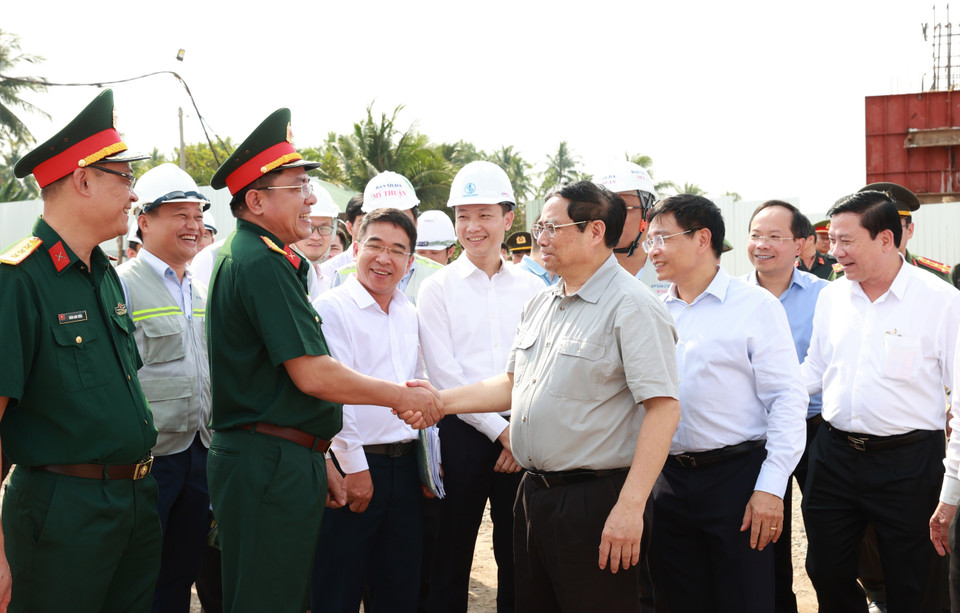 Sáng 15/2, tại Bến Tre, Thủ tướng Phạm Minh Chính kiểm tra, thăm công nhân xây dựng công trình cầu Rạch Miễu 2; công trình cầu Ba Lai và cầu Mỹ Tho; thị sát tuyến đường bộ ven biển bằng trực thăng. (Ảnh: Dương Giang/TTXVN)