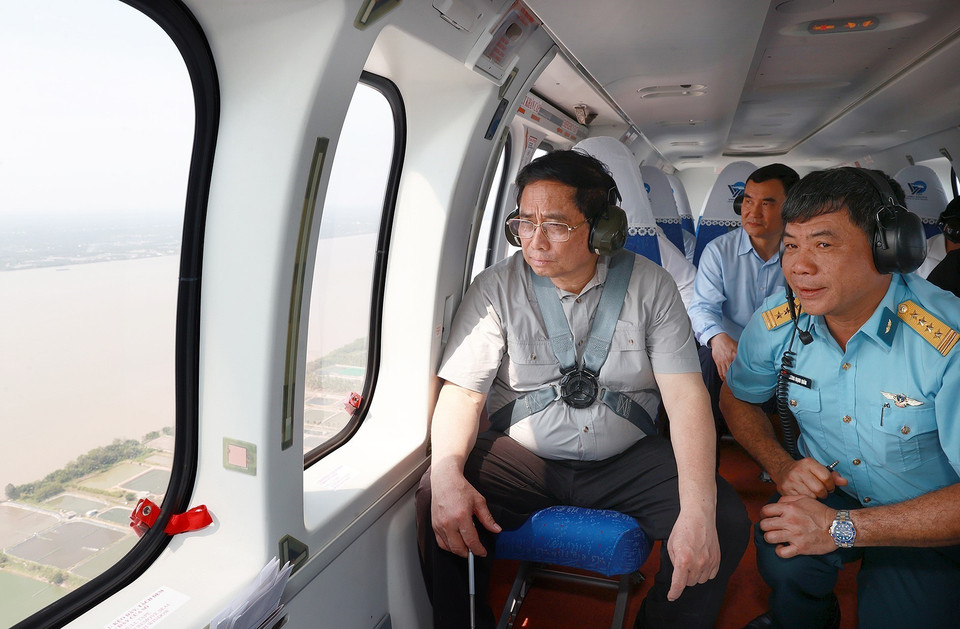 Thủ tướng Phạm Minh Chính thị sát tuyến đường bộ ven biển bằng trực thăng. (Ảnh: Dương Giang/TTXVN)