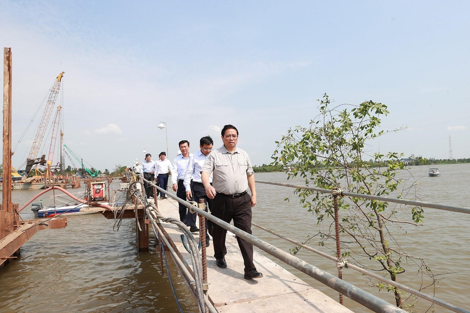 Hình ảnh Thủ tướng Phạm Minh Chính kiểm tra công trình cầu Rạch Miễu 2. (Ảnh: Dương Giang/TTXVN)