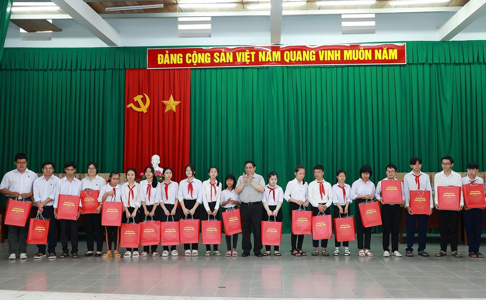 Thủ tướng Phạm Minh Chính tặng quà cho học sinh Trường nuôi dạy trẻ em khuyết tật Bến Tre. (Ảnh: Dương Giang/TTXVN)