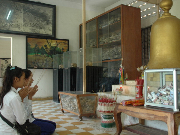 Học sinh Campuchia thắp hương tưởng niệm nạn nhân Khmer Đỏ tại nhà tù Toung Sleng. (Ảnh: Xuân Khhu/Vietnam+)