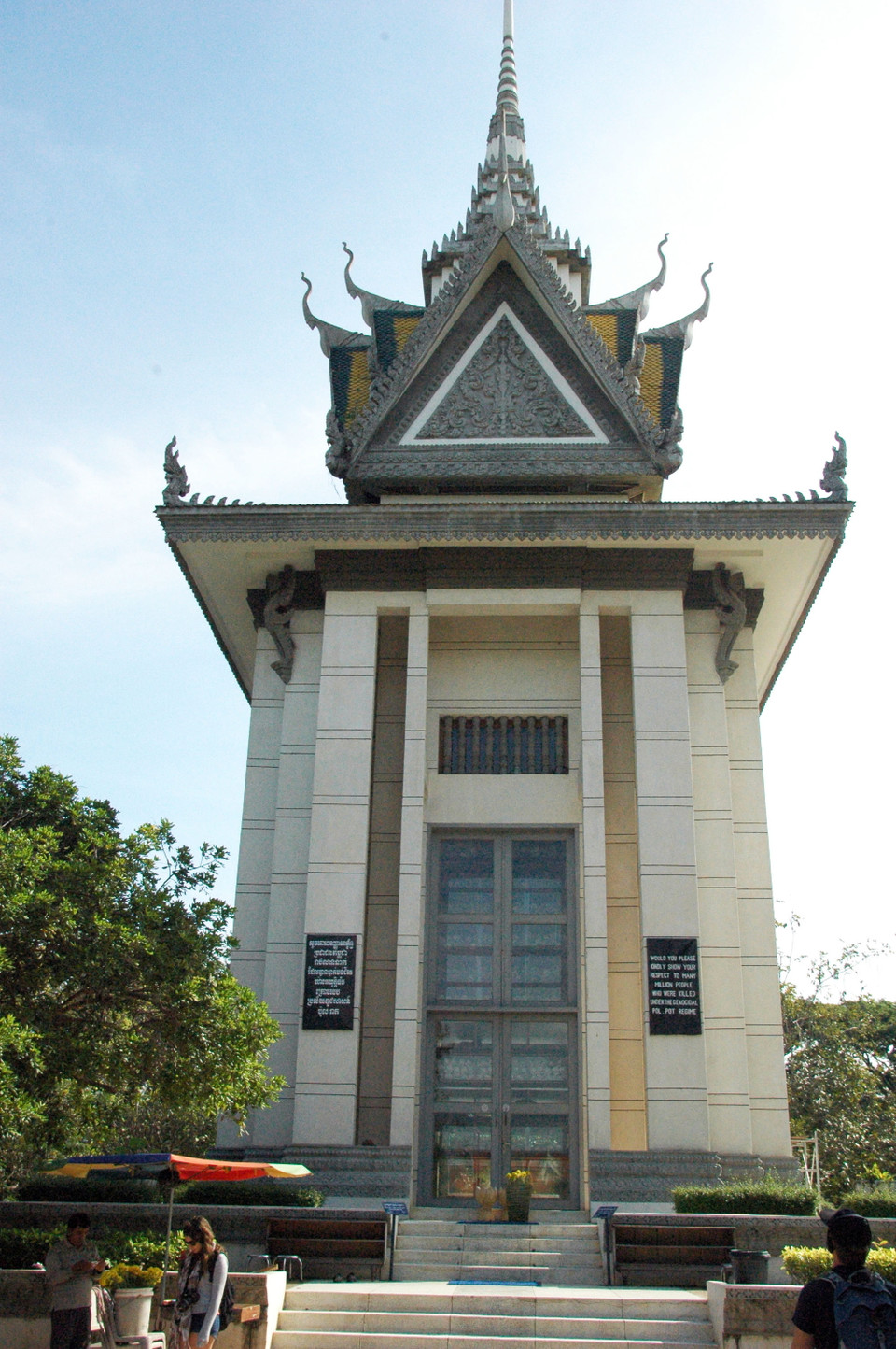 Du khách nghe thuyết minh trước Tháp tưởng niệm nạn nhân Khmer Đỏ. (Ảnh: Xuân Khu/Vietnam+)