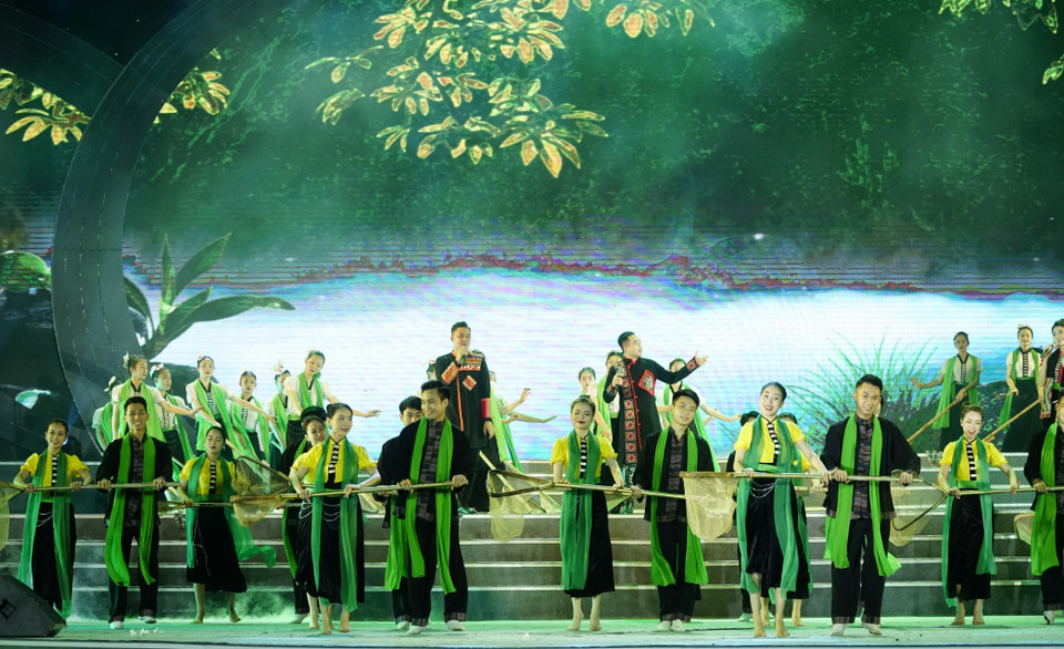 Thông qua các cảnh diễn, hợp xướng hát múa, bức tranh nghệ thuật mang đậm nét văn hóa của đồng bào các dân tộc ở Điện Biên đã được tái hiện, xuyên suốt. (Ảnh: Xuân Tư/TTXVN)