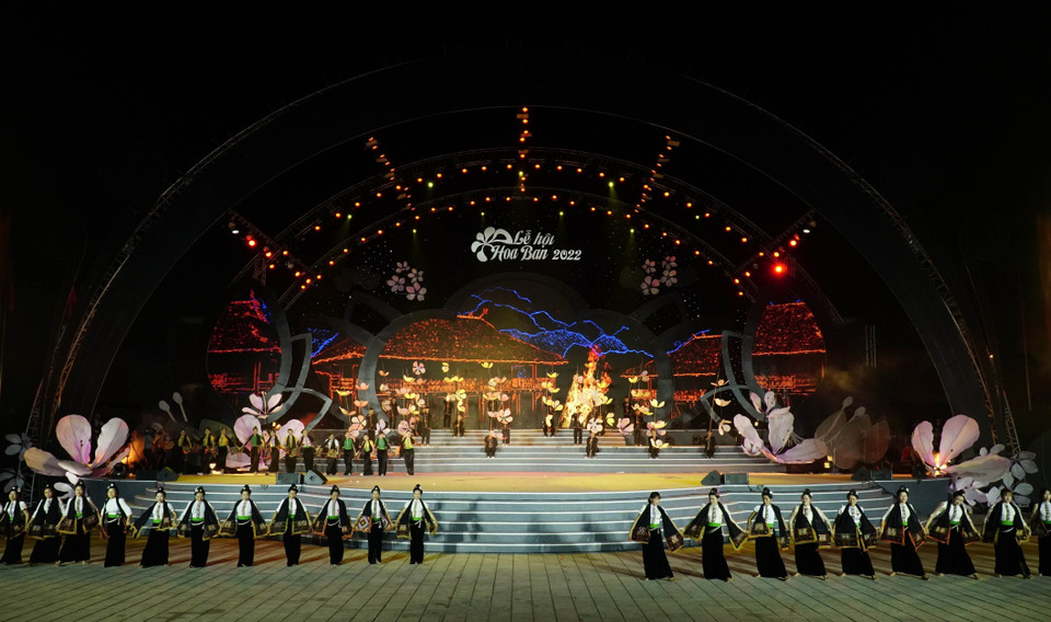 Chương trình nghệ thuật gồm 13 tiết mục dàn dựng công phu, hoành tráng với sự tham gia của các nghệ sỹ nổi tiếng. (Ảnh: Xuân Tư/TTXVN)