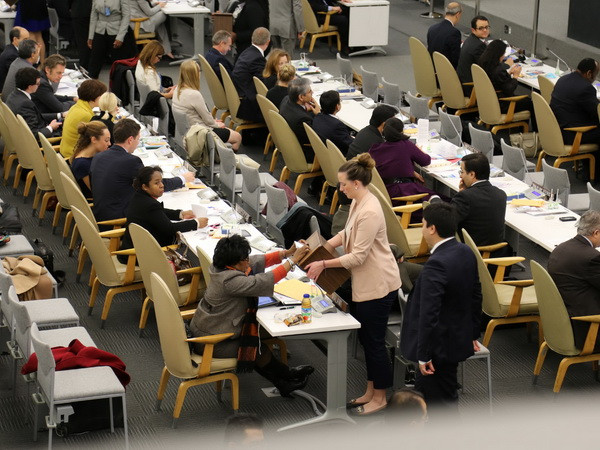 Các nhân viên LHQ đi thu phiếu bầu 14 thành viên mới của HĐNQ. (Ảnh: Lê Dương-Quang Tuyến/Vietnam+)