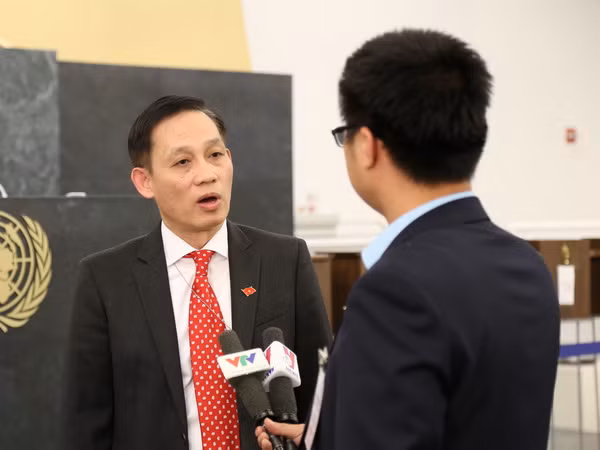 Đại sứ Lê Hoài Trung trả lời phỏng vấn TTXVN, Đài Truyền hình Việt Nam và báo chí quốc tế. (Ảnh: Lê Dương-Quang Tuyến/Vietnam+)