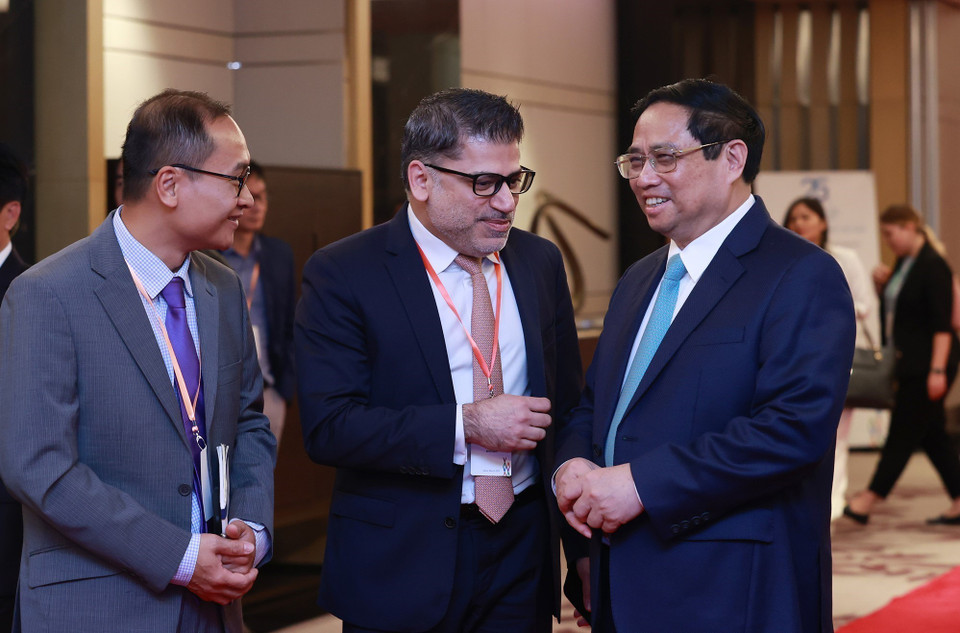 Thủ tướng Phạm Minh Chính với các đại biểu tổ chức quốc tế, Hiệp hội doanh nghiệp nước ngoài tại diễn đàn. (Ảnh: Dương Giang/TTXVN)