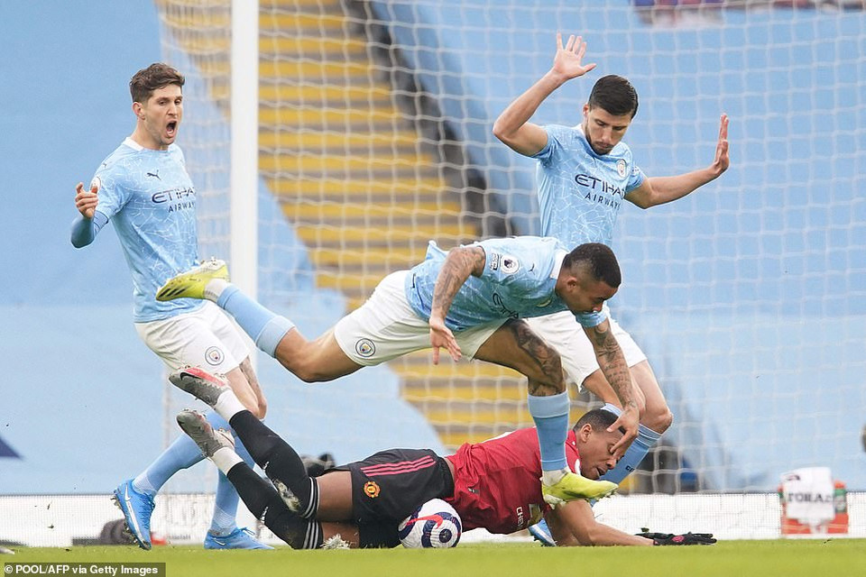 M.U sớm có được penalty ngay phút thứ 2 của trận đấu sau khi Martial bị Jesus phạm lỗi trong vòng cấm. (Nguồn: Getty Images)