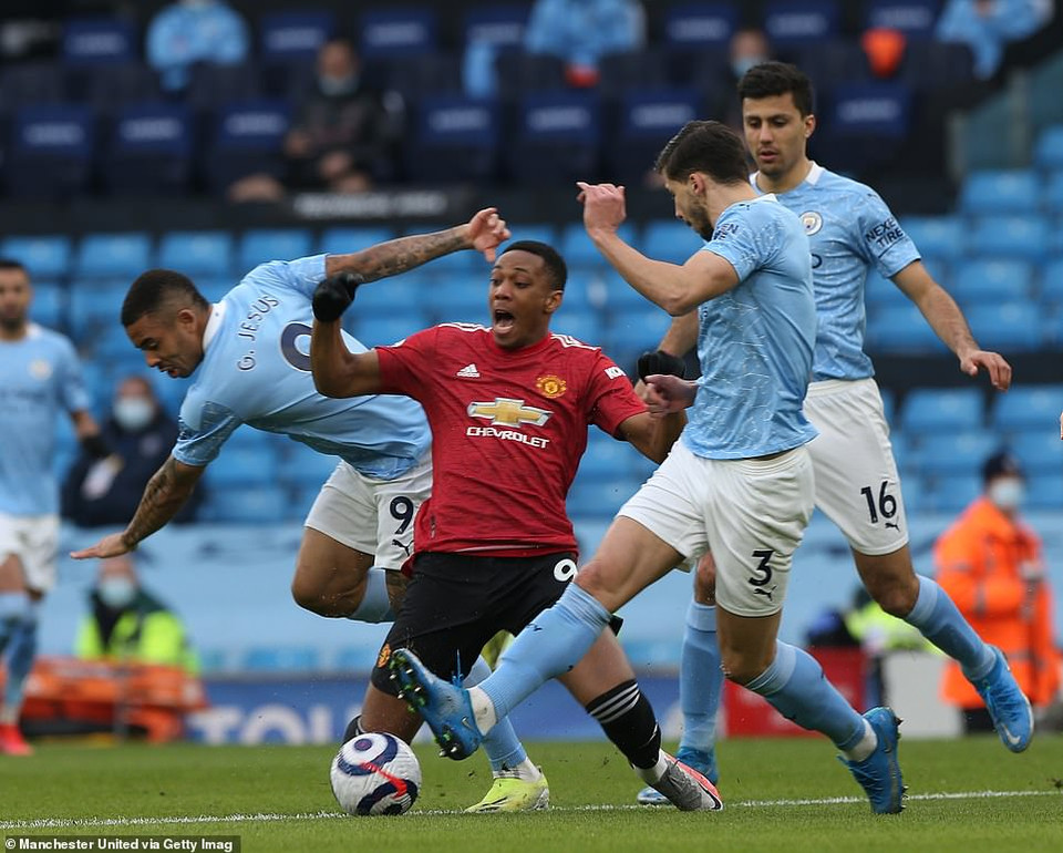 Trận derby thành Manchester tại Etihad diễn ra hấp dẫn ngay sau tiếng còi khai cuộc. (Nguồn: Getty Images)