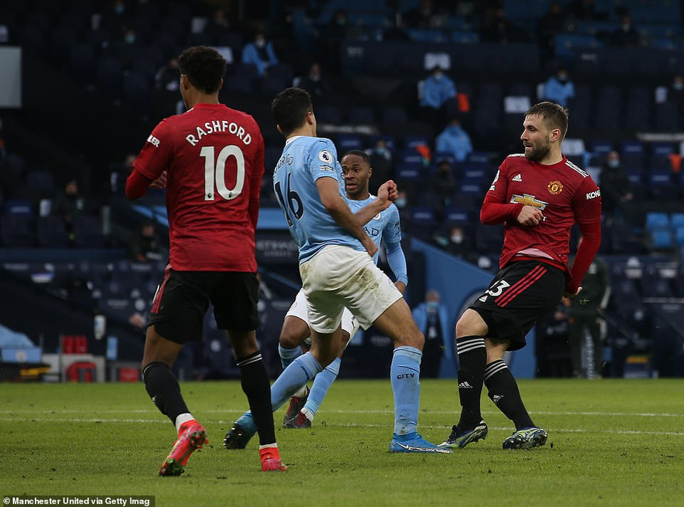 Hậu vệ này phối hợp với Rashford rồi dứt điểm đưa bóng vào góc xa khung thành của Man City. (Nguồn: Getty Images)