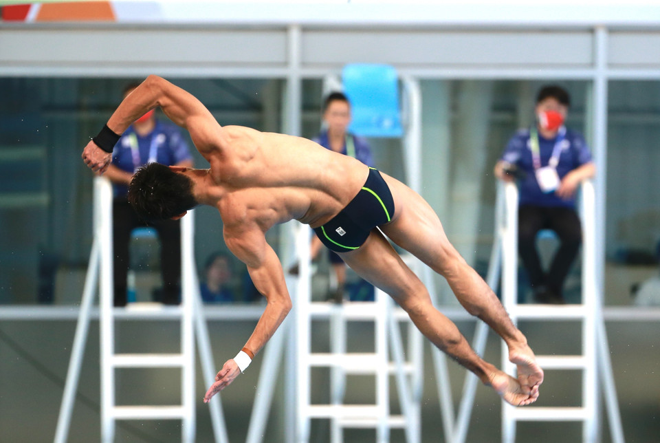 Phần thi đấu của vận động viên Malaysia Muhamma Syafiq Bin Puter nội dung Đơn nam cầu mềm 3m. (Ảnh: Trọng Đạt/TTXVN)