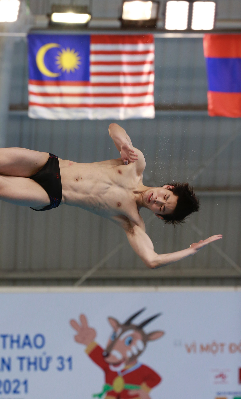 Phần thi đấu của vận động viên Việt Nam Nguyễn Tùng Dương nội dung Đơn nam cầu mềm 3m. (Ảnh: Trọng Đạt/TTXVN)