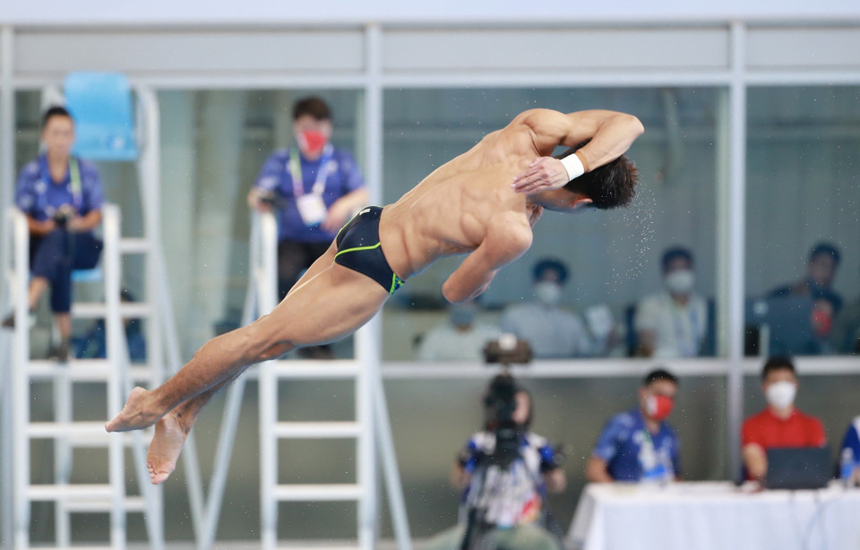 Phần thi đấu của vận động viên Malaysia Muhamma Syafiq Bin Puter nội dung Đơn nam cầu mềm 3m. (Ảnh: Trọng Đạt/TTXVN)