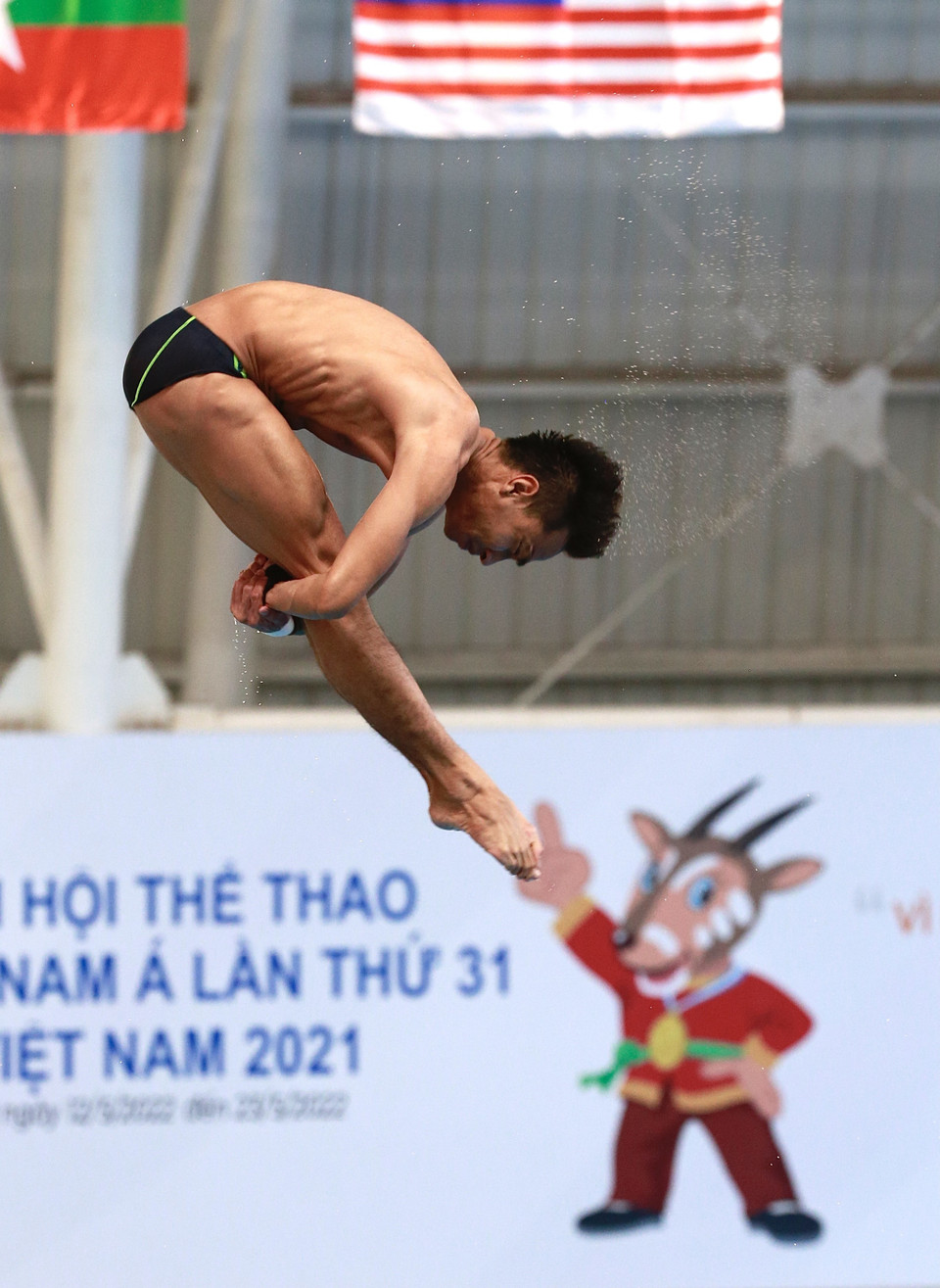 Phần thi đấu của vận động viên Malaysia Muhamma Syafiq Bin Puter nội dung Đơn nam cầu mềm 3m. (Ảnh: Trọng Đạt/TTXVN)