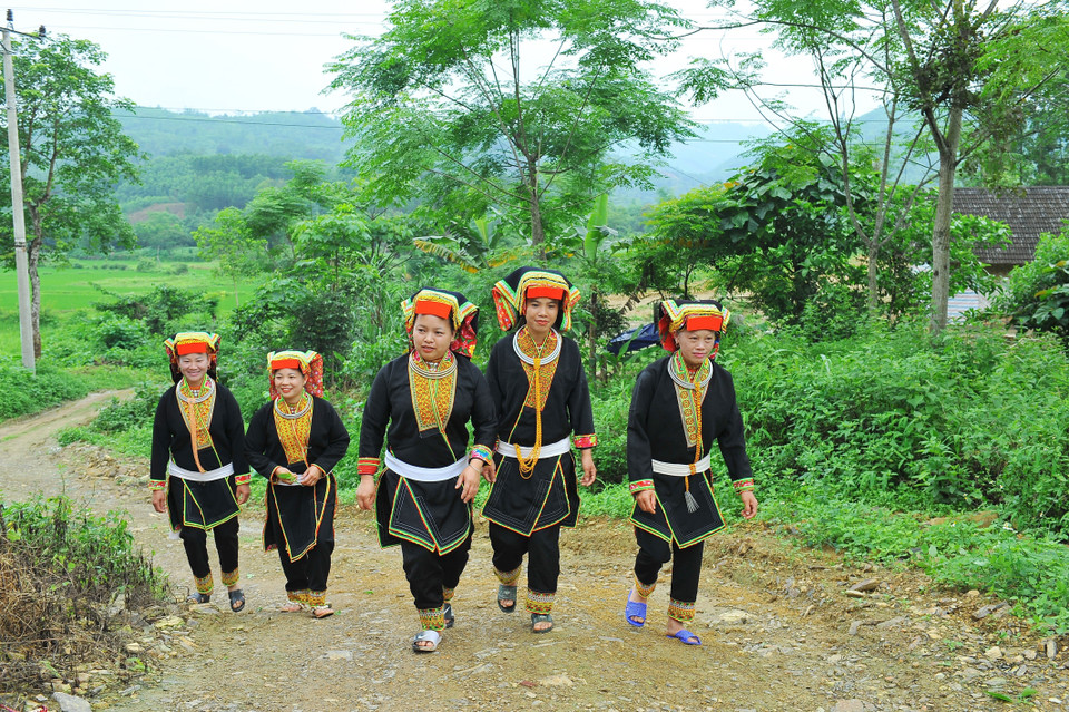 Đồng bào dân tộc Dao đến điểm niêm yết danh sách cử tri thuộc xã Phương Giao, huyện Võ Nhai, tỉnh Thái Nguyên. (Ảnh: Minh Đức/TTXVN)