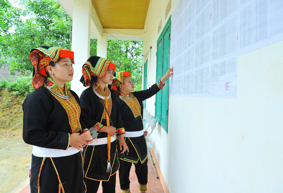 Đồng bào dân tộc Dao xem danh sách cử tri tham gia bầu cử đại biểu Quốc hội khóa XV và bầu cử đại biểu hội đồng nhân dân các cấp nhiệm kỳ 2021 - 2026 được niêm yết tại khu vực bỏ phiếu số 7 thuộc xã Phương Giao, huyện Võ Nhai, tỉnh Thái Nguyên. (Ảnh: Minh Đức/TTXVN)