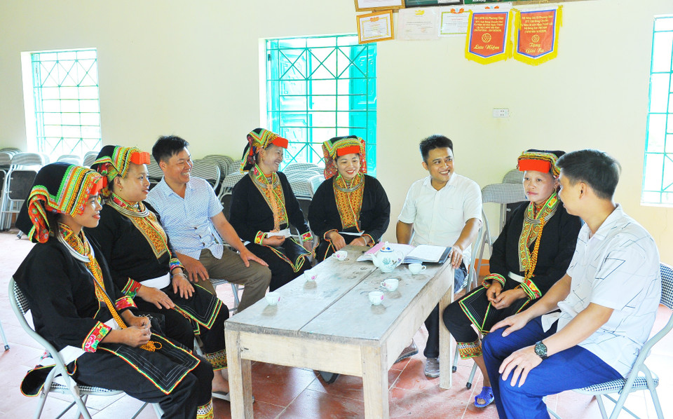 Cán bộ xã Phương Giao, huyện Võ Nhai, tỉnh Thái Nguyên tuyên truyền về quy trình, thủ tục bầu cử Đại biểu Quốc hội khóa XV và đại biểu Hội đồng Nhân dân các cấp nhiệm kỳ 2021-2026 tới đồng bào các dân tộc thiểu số trên địa bàn. (Ảnh: Minh Đức/TTXVN)