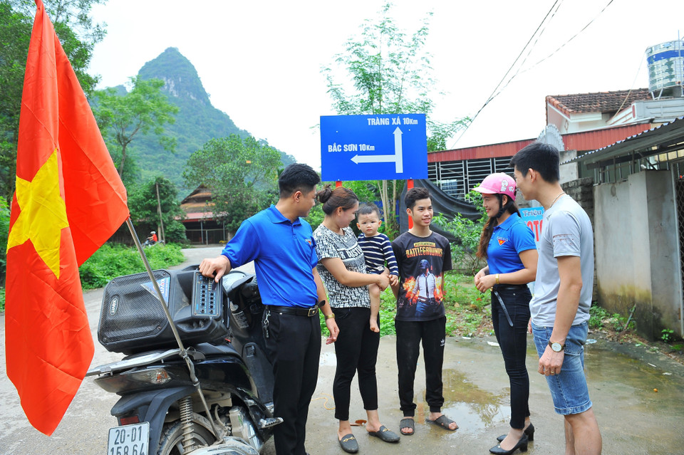 Tổ tuyên truyền lưu động bằng loa tới người dân tại xã Phương Giao, huyện Võ Nhai, tỉnh Thái Nguyên. (Ảnh: Minh Đức/TTXVN)