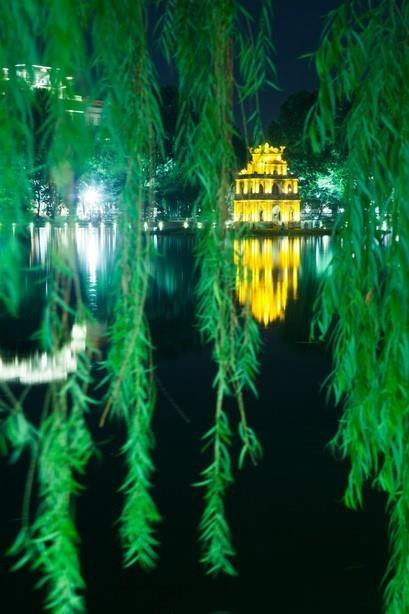 Tháp Rùa - Hồ Hoàn Kiếm đẹp lung linh trong đêm. (Ảnh: Trọng Đạt/TTXVN)