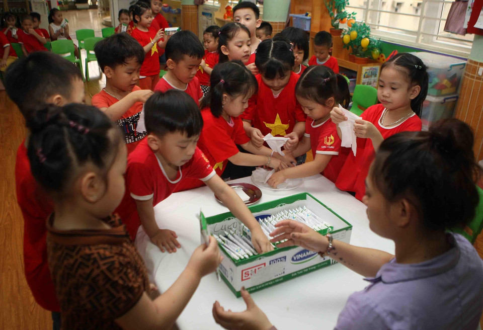 Chương trình Sữa học đường được triển khai trên toàn thành phố, đến nay đã có gần 1 triệu trẻ trong độ tuổi tham gia chương trình (chiếm 90%); nhiều cơ sở giáo dục lên đến 100%. (Ảnh: Thanh Tùng/TTXVN)