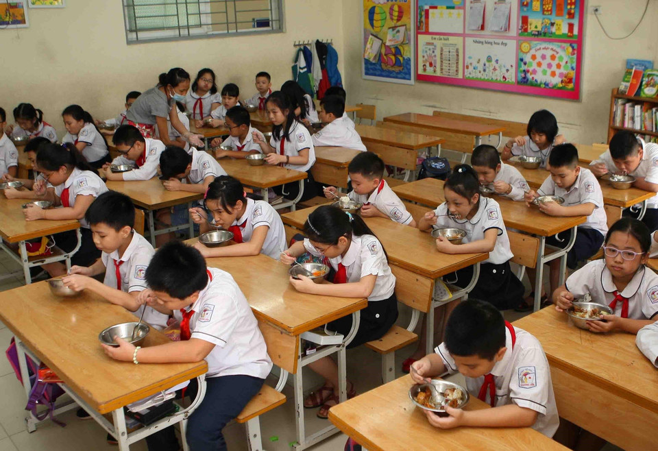 Công tác an toàn thực phẩm trong trường học ngày càng đạt kết quả cao cả về chất và lượng. (Ảnh: Thanh Tùng/TTXVN)