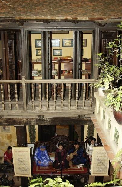 Biểu diễn và giao lưu văn hoá ca trù Hà Nội tại Ngôi nhà di sản 87 phố Mã Mây, quận Hoàn Kiếm. (Ảnh: Anh Tuấn/TTXVN)