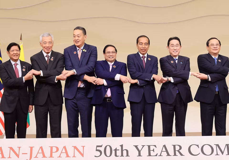 Thủ tướng Nhật Bản Kishida Fumio và Trưởng đoàn các nước ASEAN tham dự Hội nghị Cấp cao kỷ niệm 50 năm quan hệ ASEAN-Nhật Bản. (Ảnh: Dương Giang/TTXVN)