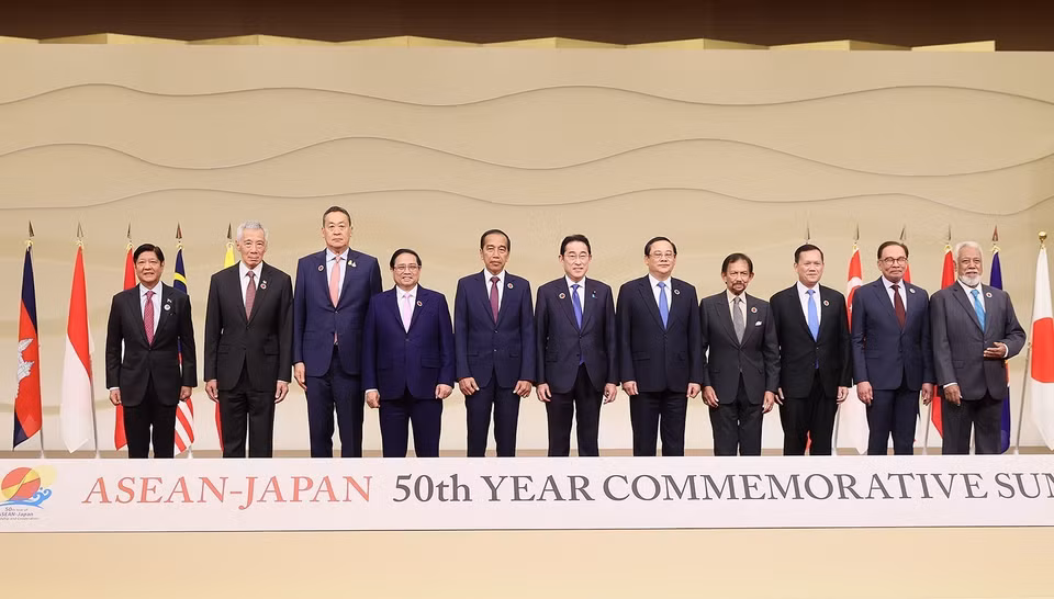 Thủ tướng Nhật Bản Kishida Fumio và Trưởng đoàn các nước ASEAN tham dự Hội nghị Cấp cao kỷ niệm 50 năm quan hệ ASEAN-Nhật Bản. (Ảnh: Dương Giang/TTXVN)