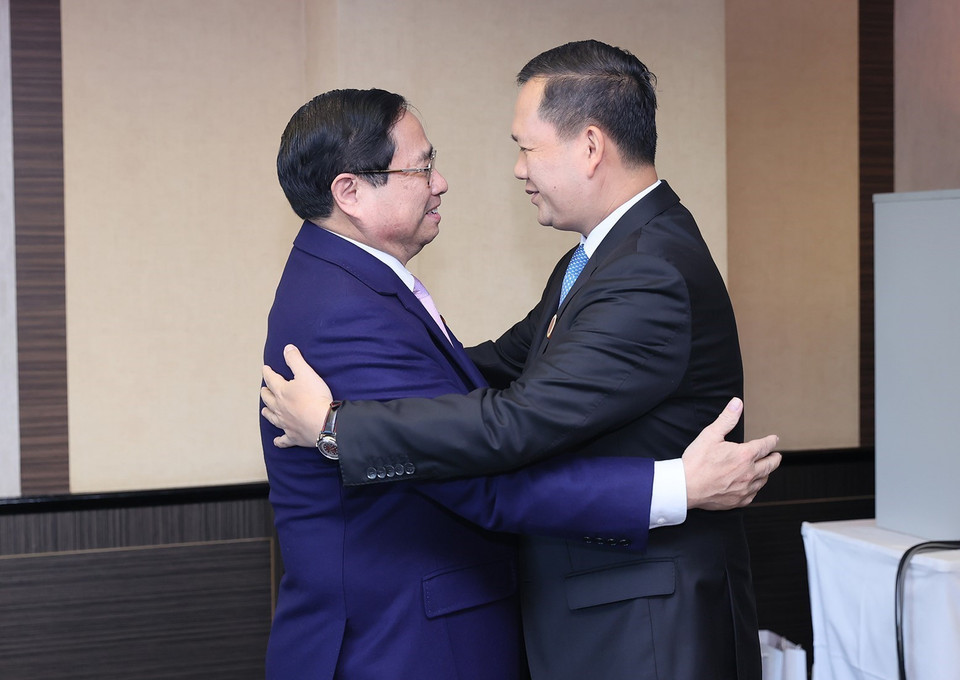 Thủ tướng Phạm Minh Chính đón Thủ tướng Campuchia Hun Manet. (Ảnh: Dương Giang/TTXVN)