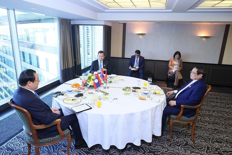 Thủ tướng Phạm Minh Chính ăn sáng làm việc với Thủ tướng Lào Sonexay Siphandone và Thủ tướng Campuchia Hun Manet. (Ảnh: Dương Giang/TTXVN)