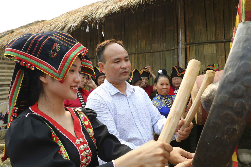 Du khách trải nghiệm đánh chiêng tại Không gian văn hóa vùng cao. (Ảnh: Trung Kiên/TTXVN)