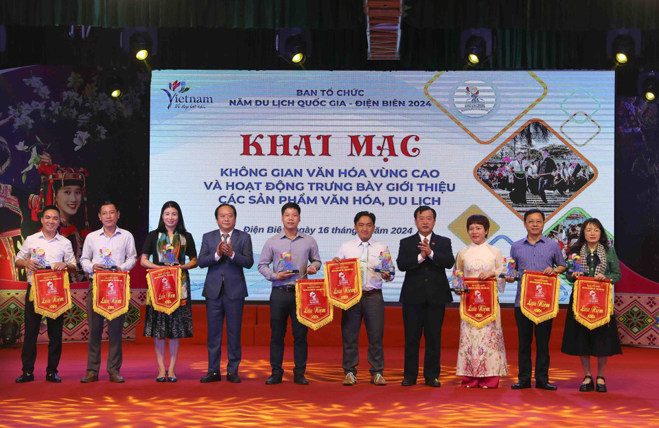 Ban Tổ chức tặng cờ lưu niệm cho các đơn vị tham gia Không gian văn hóa vùng cao và Hoạt động trưng bày, giới thiệu, sản phẩm văn hóa, du lịch. (Ảnh: Trung Kiên/TTXVN)