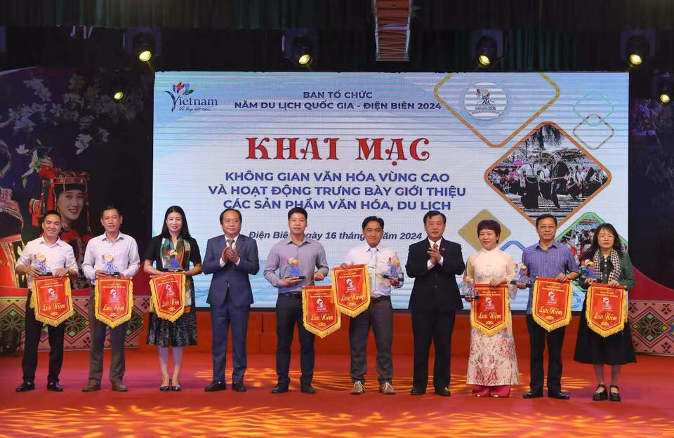 Ban Tổ chức tặng cờ lưu niệm cho các đơn vị tham gia Không gian văn hóa vùng cao và Hoạt động trưng bày, giới thiệu, sản phẩm văn hóa, du lịch. (Ảnh: Trung Kiên/TTXVN)