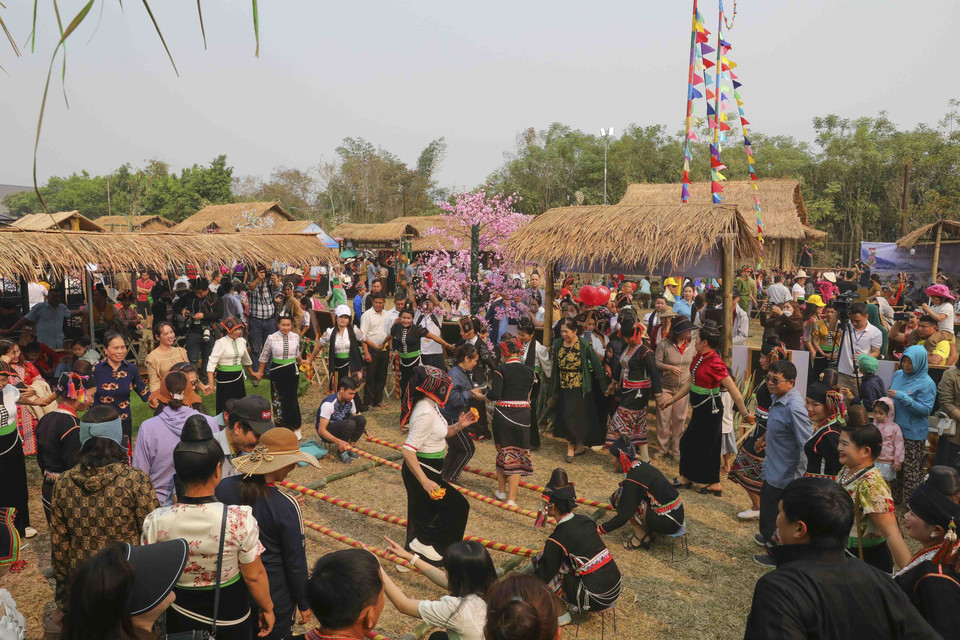 Du khách cùng các nghệ nhân, diễn viên hòa mình tại Không gian văn hóa vùng cao. (Ảnh: Trung Kiên/TTXVN)