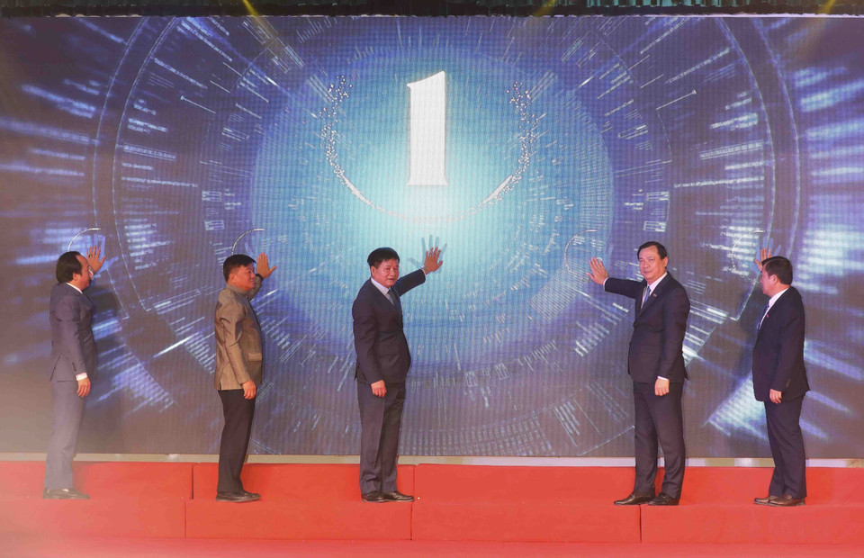 Đại biểu ấn nút khai mạc Không gian văn hóa vùng cao và hoạt động trưng bày, giới thiệu, sản phẩm văn hóa, du lịch.(Ảnh: Trung Kiên/TTXVN)