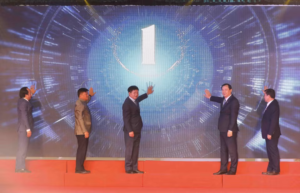 Đại biểu ấn nút khai mạc Không gian văn hóa vùng cao và hoạt động trưng bày, giới thiệu, sản phẩm văn hóa, du lịch.(Ảnh: Trung Kiên/TTXVN)