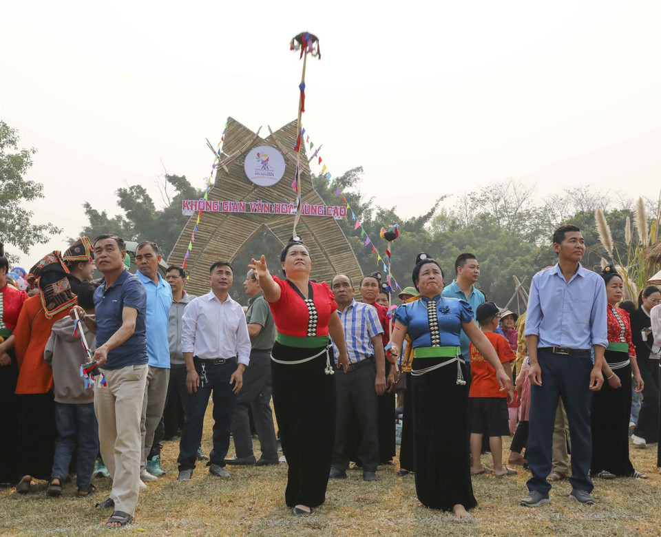 Thi tung còn tại Không gian văn hóa vùng cao. (Ảnh: Trung Kiên/TTXVN)