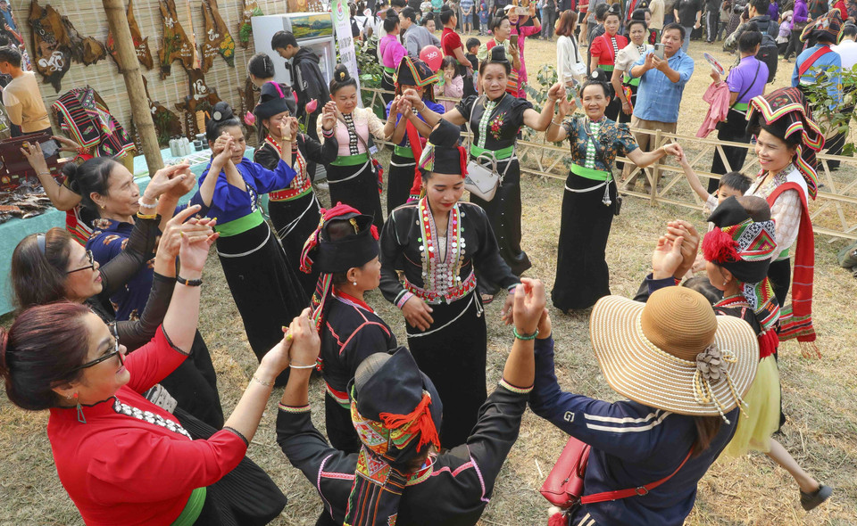 Trình diễn văn hóa múa Khơ Mú tại Không gian văn hóa huyện Mường Ảng. (Ảnh: Trung Kiên/TTXVN)