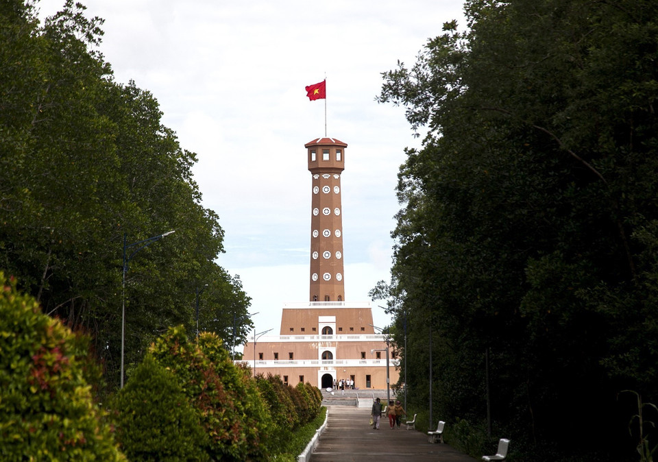 Cột cờ Hà Nội trong Công viên Văn hóa Du lịch Mũi Cà Mau, xã Đất Mũi, huyện Ngọc Hiển (Cà Mau). (Ảnh: Hồng Đạt/TTXVN)