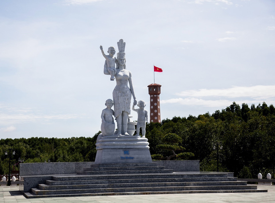 Tượng Mẹ Âu Cơ hướng về biển Đông. (Ảnh: Hồng Đạt/TTXVN)