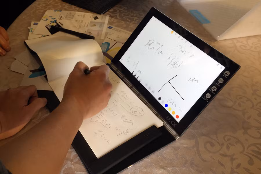 Bàn phím đa năng và phụ kiện bút của Yoga Book cho cảm giác vẽ tự nhiên trên bề mặt giấy và màn hình. Mọi thứ do sáng tạo như nét vẽ, bản ghi chú đều được số hóa liên tục và lưu lại trong ứng dụng ghi chú.