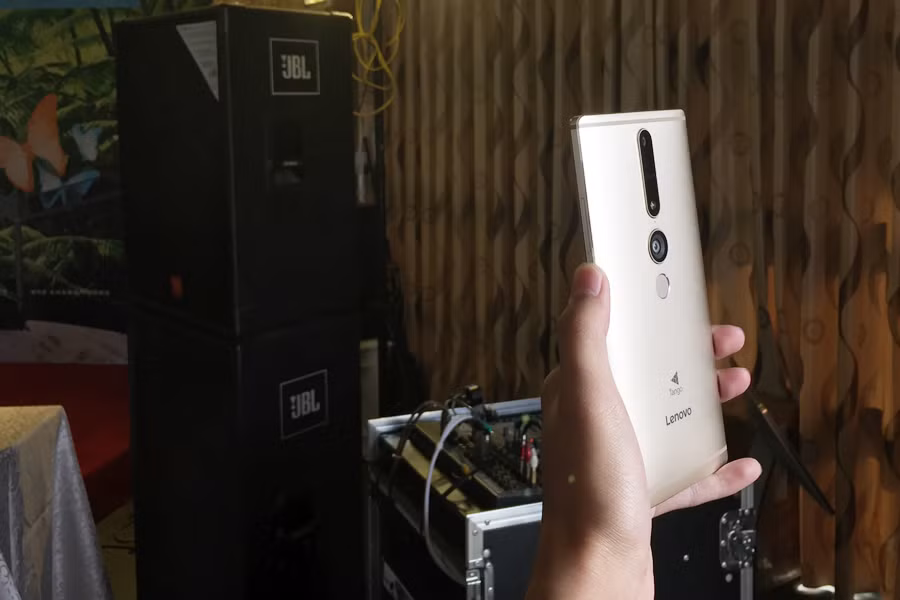Chiếc smartphone này sở hữu 3 microphone chống ồn và camera 16MP hỗ trợ quay video độ nét cao. Máy có cảm biến vân tay phía sau.