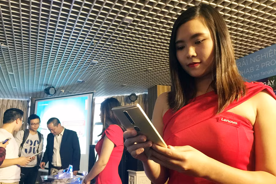 Đây là chiếc điện thoại hỗ trợ công nghệ Tango-tập hợp các cảm biến và phần mềm chuyên dụng của Google có khả năng cảm nhận và vẽ bản đồ xung quanh, mang lại trải nghiệm tăng cường thực tế ảo (AR). 